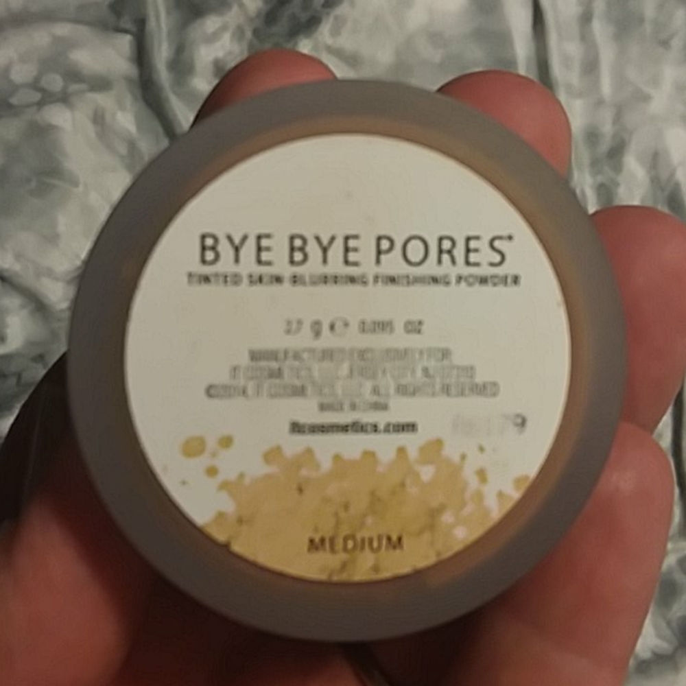 New never used It Cosmetics Bye Bye Pores powder
